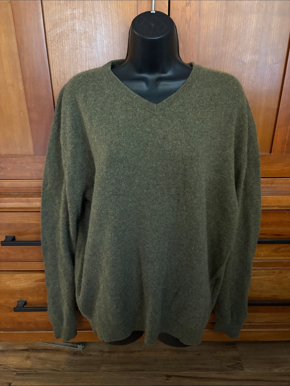 Cashmere Classic V-Neck Sweater in Olive Green